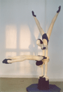 Akrobatinnen, Holzskulpturengruppe